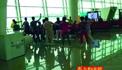 深圳機場出現航班延誤 大媽們跳起廣場舞