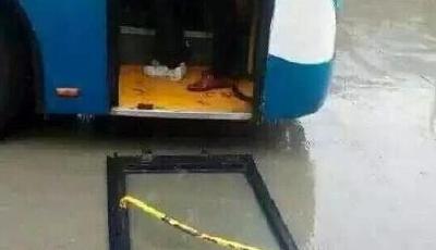 武漢公交乘客爆滿 車前門連框帶玻璃被擠掉