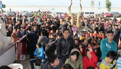 樓市新政促地產回暖 上海市民連夜瘋狂排隊買房