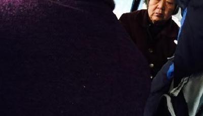 網(wǎng)曝中學(xué)生生理期未讓座 被老人罵哭(圖)