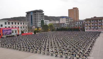 陜西1700多名考生操場考試 隨光線改變座位方向