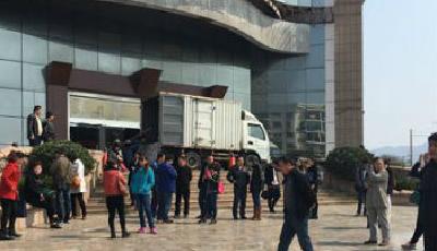 頤和廣場停工了 業主維權問"啥時候能拿鑰匙"?