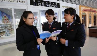 青岛保税港区地税局税法宣传走进国际商品贸易总基地