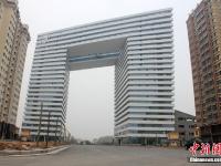 河南“板凳大樓”跨路而建 總投資約4.5億