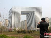 河南“板凳大樓”跨路而建 總投資約4.5億