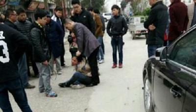 初中生約架 父親趕來皮帶抽打對方至面目全非