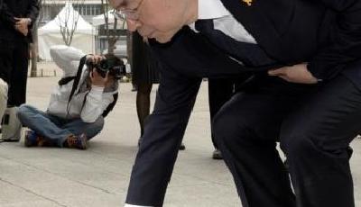 韓國沉船事故一周年 首爾市長哀悼遇難者并獻花