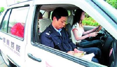 個別考官上繳近百萬紅包 灰色收入相當于一個駕校收入