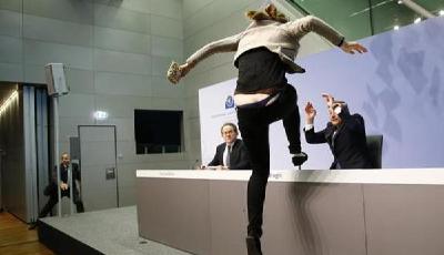 美女大鬧歐洲央行嚇傻行長 網(wǎng)友：練過中國功夫？