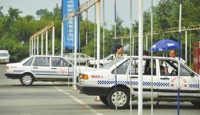 多地警方嚴打“駕照代扣分” 買分賣分均將受罰