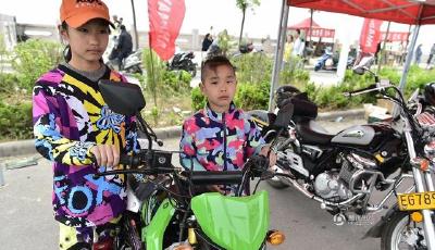 河南姐弟倆馳騁摩托車越野賽場 弟弟僅7歲