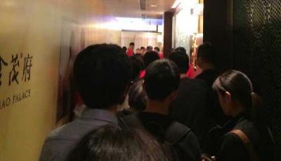 上海樓市升溫民眾排隊買房 半夜12點還在簽約