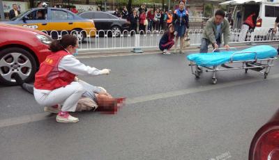 老人橫穿馬路被車撞倒 女司機嚇得蹲地不起