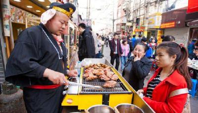 小伙扮“豬八戒”賣豬蹄 每天能賣幾千只