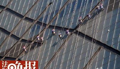 央視大樓沙塵暴后再次進行清洗 單次花費50萬