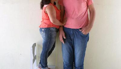 巴西2.33米巨人迎娶1.5米嬌妻 網上結識一見鐘情