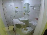 實拍杭州連鎖酒店用房客浴巾擦馬桶