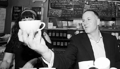 新西蘭總理揪服務員馬尾辮引不滿 像校園小霸王