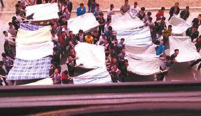 寧夏高校一女生跳樓 樓下男生撐開15條被子救人