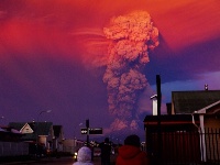 智利一火山噴發(fā) 天空布滿血色宛如世界末日