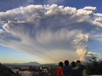 智利一火山噴發(fā) 天空布滿血色宛如世界末日