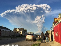 智利一火山噴發(fā) 天空布滿血色宛如世界末日