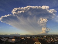 智利一火山噴發(fā) 天空布滿血色宛如世界末日