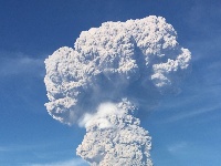 智利一火山噴發(fā) 天空布滿血色宛如世界末日