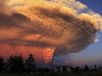 智利一火山噴發(fā) 天空布滿血色宛如世界末日