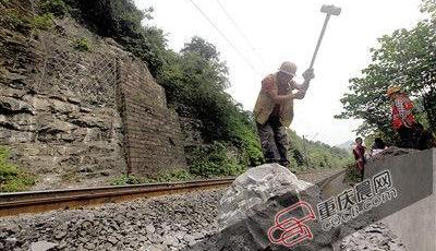 7噸重巨石滾落橫臥鐵軌上 火車40米外急停