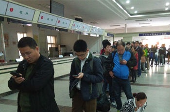 成交回暖交易中心又排長龍 樓市紅五月指日可待