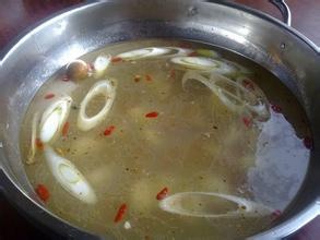 食客呷哺用餐鍋底漂出蒼蠅 欲到后廚查看被拒