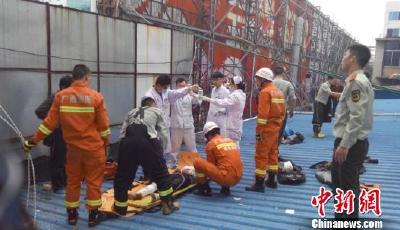 廣西桂林市中心一建筑發生1女3男墜落事件