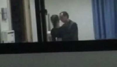 重慶男教師在辦公室親吻摟抱女生 已被開除(圖)