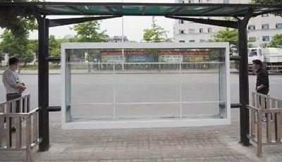 浙江一奇葩公交站乘客需跨欄進入 網友稱學劉翔