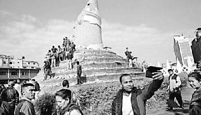 尼泊爾震后游客廢墟前自拍 被指麻木不仁(圖)