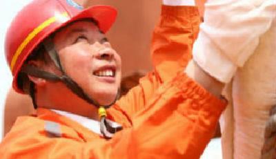 青島港大港公司皮進軍光榮當選全國勞動模范