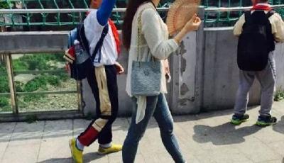 網(wǎng)曝最起范兒女老師 炎熱天讓小學(xué)生為其撐傘