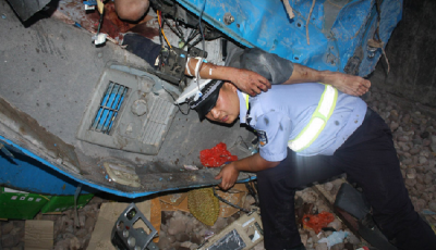 交警為減輕車禍傷員痛苦 用身體托舉其3小時