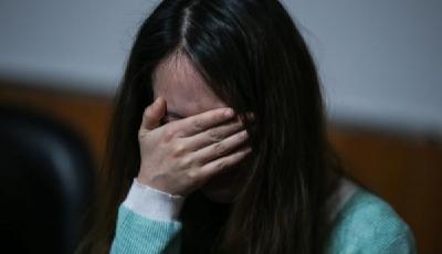 上海接受學生撐傘女教師流淚致歉：我錯了