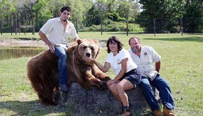 美國一家庭養13頭熊當寵物 朝夕相處如家人