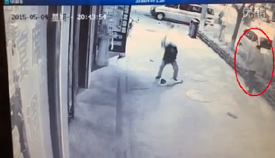 網曝男子暴打掃地男童 多位路人漠視(圖)