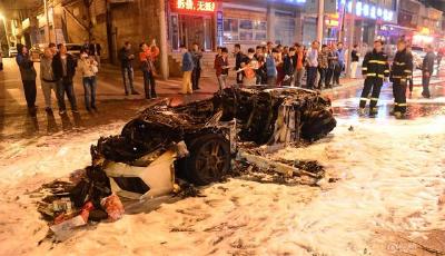 沈陽街頭價值420萬蘭博基尼自燃燒成廢鐵