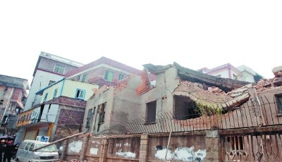 興隆花園拆房不當斷墻砸傷三輛車 施工方表示賠償