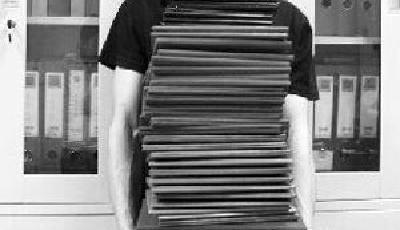 男子大學(xué)獲65個(gè)證書(shū)創(chuàng)辦公司 投50份簡(jiǎn)歷未獲面試