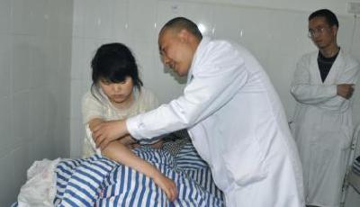 四川一精神病患當(dāng)街傷人 19歲女孩擋刀救下幼童