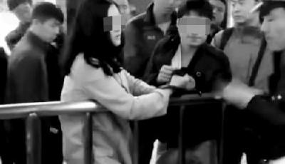 美女一把薅住地鐵色狼：“老公說一定要勇敢”