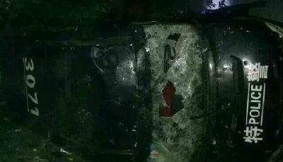 河南一中學學生打砸食堂 掀翻出警警車