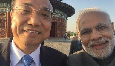 李克強與莫迪林間散步聊天 天壇玩兒自拍