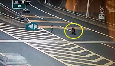 祖孫三代高速路跨護欄跪地攔車 交警：全國罕見